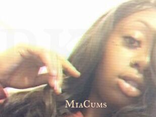 MiaCums