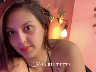 Mia_bigtitts